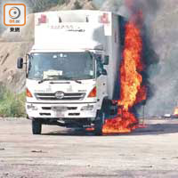 一四年九月，一名男司機到青衣一個非法油站入油，期間搶火，貨車焚毀。 （資料圖片）