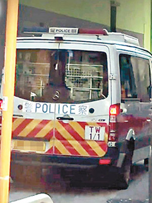 有網民發現，荃灣上周有警車停泊在行人路上，其後更在行人路行駛。（轉載自Facebook「素人行動」專頁圖片）