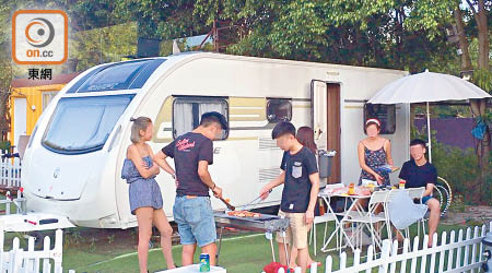 不少市民在周日到天水圍屏山租用露營車。