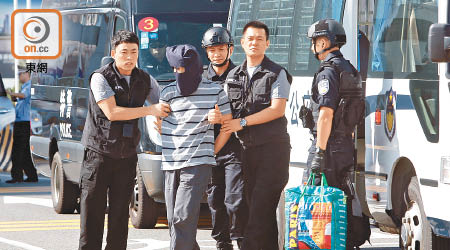 移交前<br>四名深圳刑警合力將疑犯押下車帶往中港邊界。