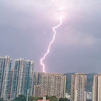 深圳<BR>深圳昨午風雲色變，大雨夾雜閃電，白天頓變黑夜。（互聯網圖片）