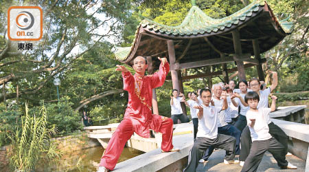 冷先鋒師傅（紅衣者）強調太極着重的是心境，故常教導學生「中庸之道」。（胡家豪攝）