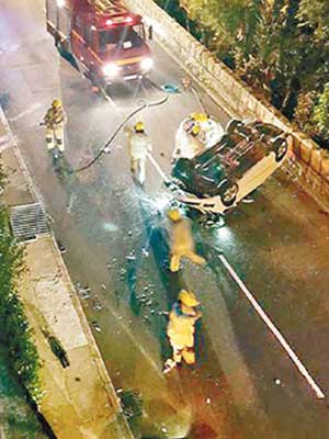 平治四輪朝天橫亘路中，消防到場救援。（網民Benz Shek圖片）