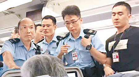 飛機抵港後，警員登機向涉事內地女子調查。（互聯網圖片）