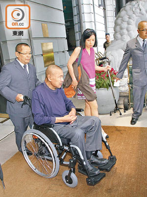 劉鑾雄憔悴暴瘦，離開時要坐輪椅代步。