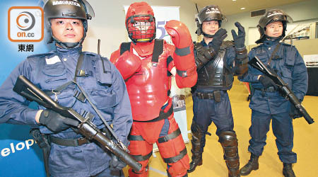 現場展示了全副武裝的「鐵甲威龍」（右二）及「紅人」（左二）。（何天成攝）