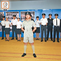 備受矚目的入境處職員首套六十年代制服，以卡其色配以短褲及長襪。