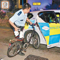 警員檢走女事主單車。