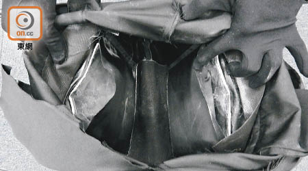 海關昨在一名飛抵本港的女子手提袋夾層起獲懷疑可卡因。