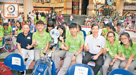 劉臣峰（右三）同洪光椅（左一）與一班即將出發嘅學生合照。