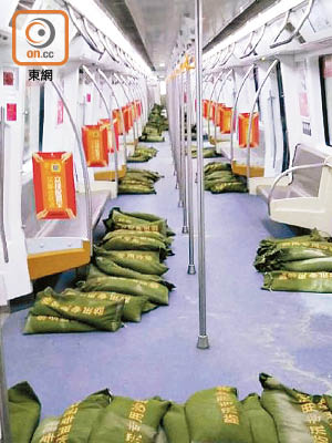 深圳地鐵在車廂內堆沙包，以便運送應急。