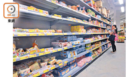 超級市場麵包及餅乾等貨架近半被掃空。