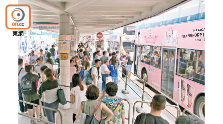 昨晚下班時分﹐紅磡巴士站擠滿大批趕回家的市民。
