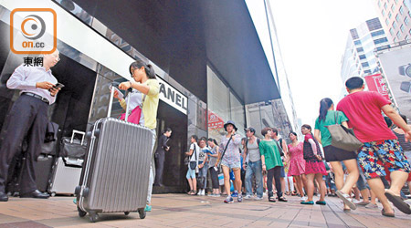 訪港旅客消費減少打擊零售業。（資料圖片）