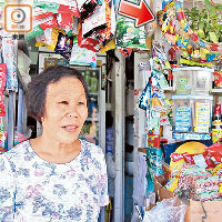 陳太指，士多店外掛着的車胎花盆（箭嘴示）很美，每日都吸引不少人駐足觀賞。