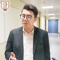 劉國勳批評港府對假難民問題後知後覺，多得《東方日報》發揮傳媒第四權監察作用。