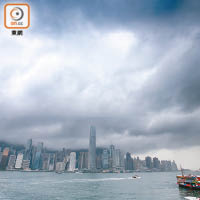 本港今日大致多雲及有驟雨，市民外出時謹記帶備雨具。（黃偉邦攝）