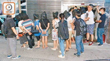 深水埗<br>廿二名越南籍男女被捕。（王偉安攝）