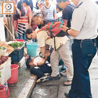 途人合力將涉案菲漢按地制服。（讀者提供）