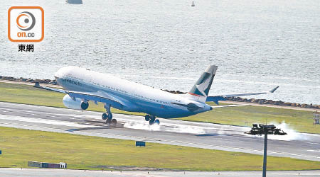 國泰航空一架A330型號航機，昨疑起落架故障，需緊急降落。（資料圖片）