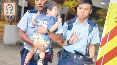 一度失蹤的男童由警員送院檢查。（梁國雄攝）