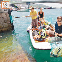 多個環保團體共約八十人昨日於香港仔避風塘清理海上垃圾。
