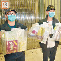 海關展示重慶大廈外檢獲的藏毒批餅及朱古力。（李國健攝）