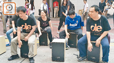 莊陳友（前左）率領失明人士宣傳音樂會。（曾海琪攝）