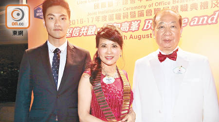 馮妙雲（中）任新一屆總監，兒子（左）同丈夫（右）到場支持。（徐家浩攝）