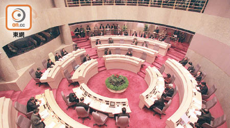回歸後的臨時市政局於九九年十二月三十日召開最後一次會議。（資料圖片）
