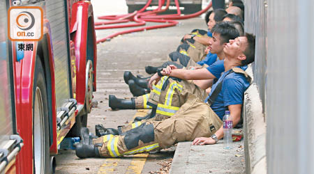 消防員日後離開火場後，可暫時脫下「黃金戰衣」休息。（資料圖片）