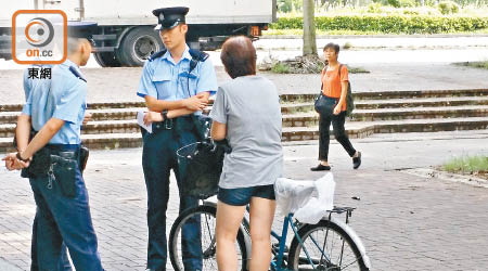 有單車友因違規在行人路踩單車而被警方票控。（何駿軒攝）
