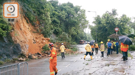 大埔公路發生山泥傾瀉，大批消防員到場。（馮溢華攝）