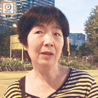 朱女士：「申請咗三年幾仍未上樓，依家同個仔住牛頭角劏房。」