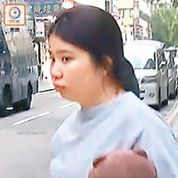 下午取回公仔<BR>死者女友取回熊公仔後離去。（李國健攝）