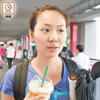 市民點睇<BR>余小姐：「近排聽過好多走私新聞，香港海關應該更嚴格檢查，唔好畀呢啲洋垃圾非法進出香港。」