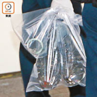 警員將女死者的鞋等物品帶到醫院。（梁兆祥攝）