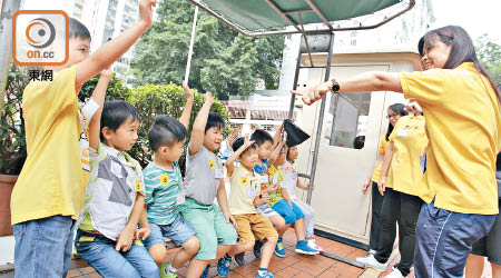 學生在導師帶領下於暑假到小學認識校園。（袁志豪攝）