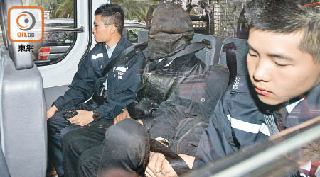 第三被告ARBAZ MUHAMMAD（蒙頭者）事後被警員拘押。