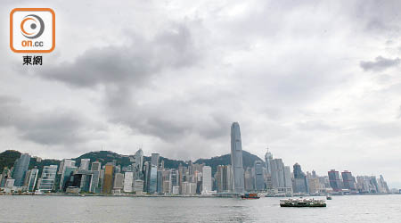 受一股低壓區的外圍雨帶影響，本港今明兩日會有狂風大驟雨。（高嘉業攝）