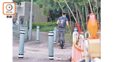 一名青年踩着「風火輪」在單車徑上風馳電掣。