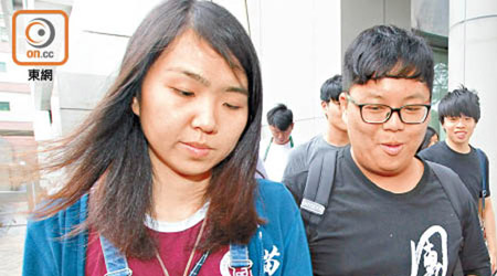 被告李峰琦（右）昨在現任港大學生會會長孫曉嵐（左）陪同下到庭。