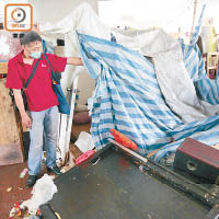 孔先生在渡船街橋底露宿一年多，「家園」近日遭破壞。