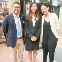 何迪夫（左）及李芳宸（右）跟實習團學生團長謝苡琳學習潮語。