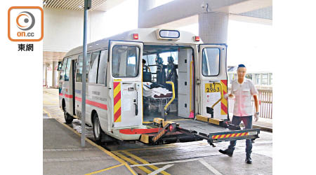 非緊急救護車發生尾板故障跌傷輪椅病人事件，同類車要全面檢查。（朱先儒攝）
