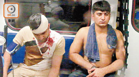 兩名遇劫受傷尼泊爾籍男子送院。（王偉安攝）