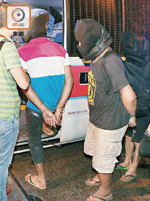 在「毒品飯堂」被捕的兩名南亞漢登上警車。（林耀康攝）