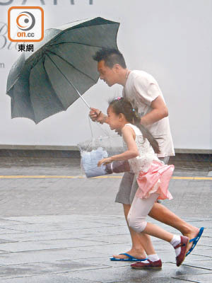 天文台預測本港今日仍會有驟雨，市民外出仍要謹記帶備雨具。（蕭毅攝）