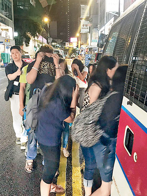 中環<br>警方在無牌吧拘捕一批包括有菲律賓籍的男女。（警方圖片）
