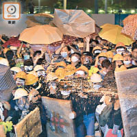 香港前年因政改爭議爆發佔領行動，牽動港人的情緒。